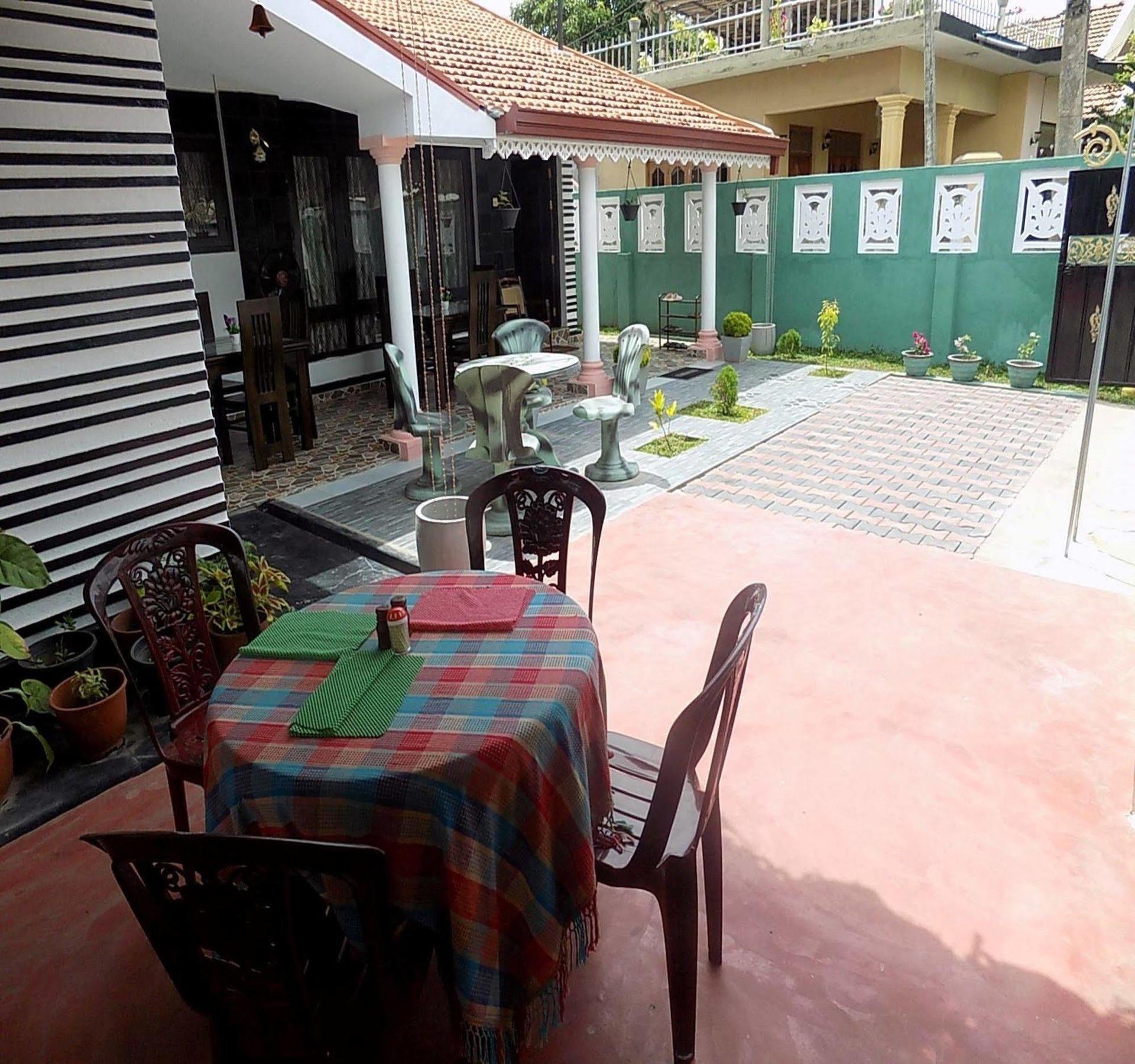 Alexandra Family Villa Negombo Exterior foto